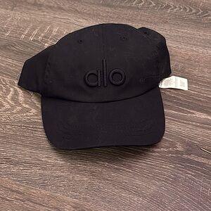 Alo Yoga Off Duty Cap Black on Black